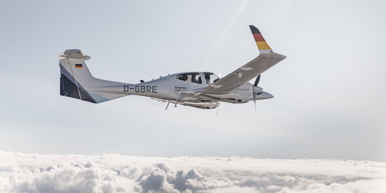 Ein Trainingsflugzeug der European Flight Academy beim Landeanflug auf dem Flughafen Phoenix/Arizona (USA)