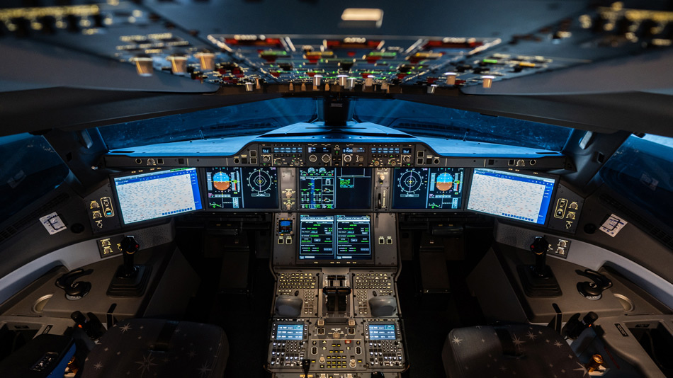 Beleuchtetes Cockpit eines Full flight simulators