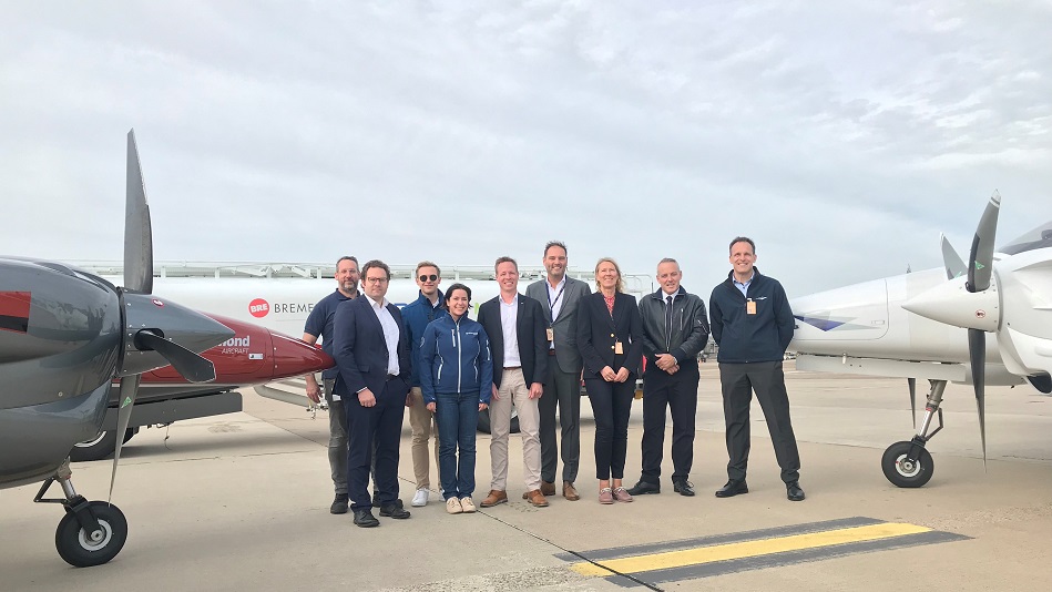 Foto: v.l.n.r: Robert Koban (Energie Tankdienstgesellschaft Bremen mbh), Christian Knuschke (Flughafen Bremen), Aron Luis Gilbertsson (Diamond Aircraft Industries GmbH), Anita Lentsch ( Diamond Aircraft Industries Gmbh), Felix Zahradnik (AustroEngine GmbH), Mathias Offen, Birgit Bubelach, Heiko Dürr, Jens Jährling (alle Lufthansa Aviation Training). Copyright: Airport Bremen