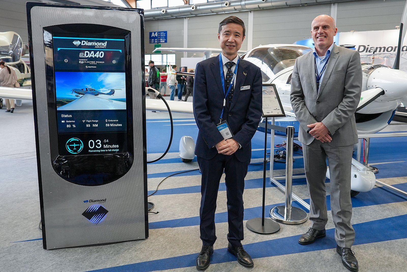 Liqun (Frank) Zhang (CEO Diamond Aircraft Austria) and Matthias Spohr (CEO Lufthansa Aviation Training) next to the eDA40 at Diamond’s AERO Friedrichshafen stand