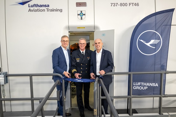 Gruppenfoto Bildhinweis (links): Bürgermeister und Senator für Finanzen Stefan Evers, Kapitän zur See Broder Nielsen, Matthias Spohr, CEO Lufthansa Aviation Training 